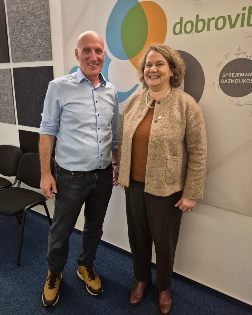 Fotografija: Prokurist Dobrovite Igor Pavel je direktorici za sklade, programe financiranja in izvajanja pri EU Ruth Paserman predstavil vsak oddelek Dobrovite posebej ter pojasnil vlogo Dobrovite v slovenskem prostoru.