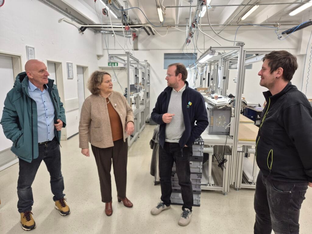 Fotografija: Prokurist Igor Pavel, direktorica za sklade, programe financiranja in izvajanja pri EU, Ruth Paserman, vodja oddelka Sestavljanje proizvodov, Blaž Brešan in namestnik vodje oddelka Sestavljanje proizvodov, Blaž Polajžer, ob ogledu delavnice v Ljubljani
