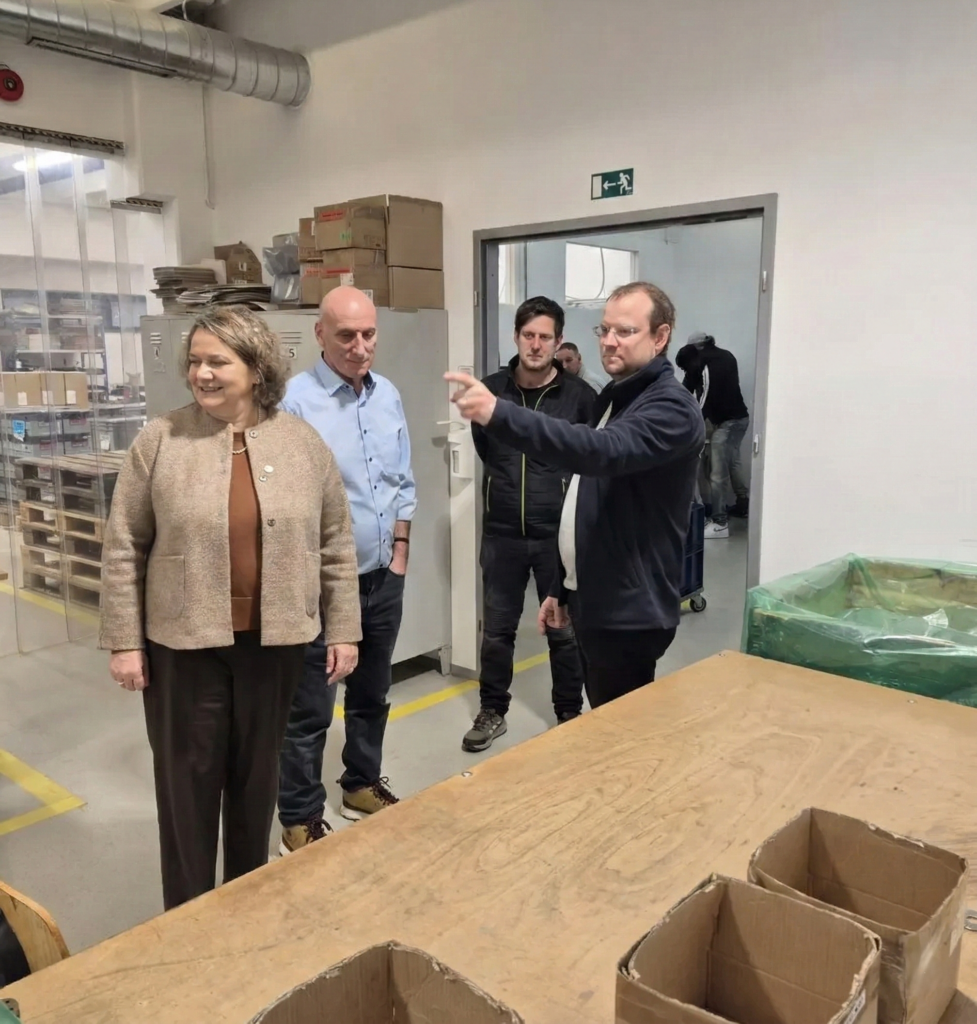 Fotografija: Blaž Brešan, vodja oddelka za sestavljanje proizvodov, je Ruth Paserman pojasnil, kako so delovni procesi zasnovani za doseganje najboljših rezultatov ter hkrati prilagojeni zaposlenim.