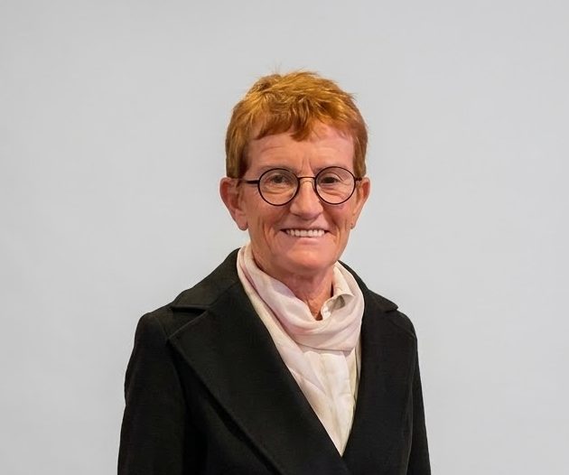mag. MARIJA STRNIŠA — članica uprave, vodja službe za trženje in razvoj